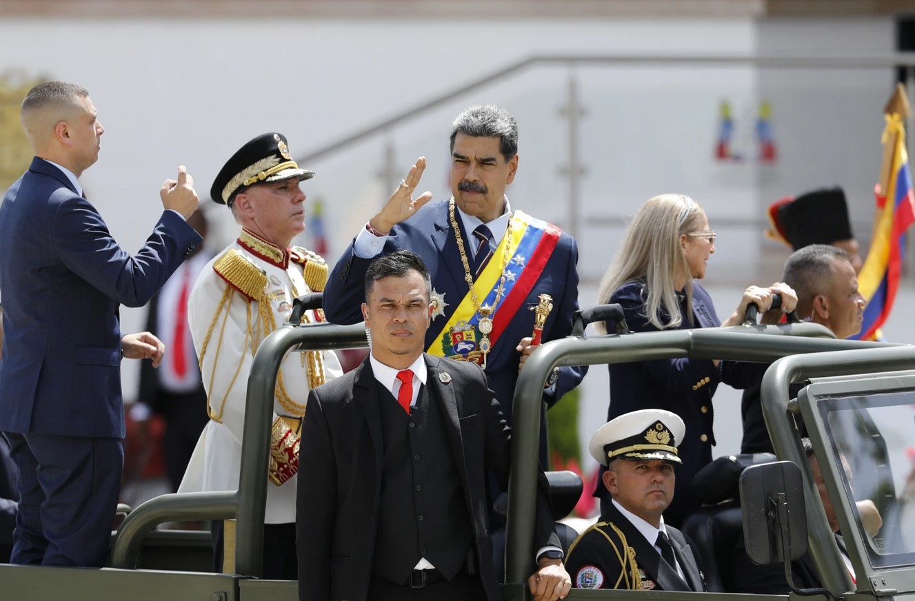 AP: Maduro busca apuntalar el apoyo de los militares antes de una reñida elección presidencial