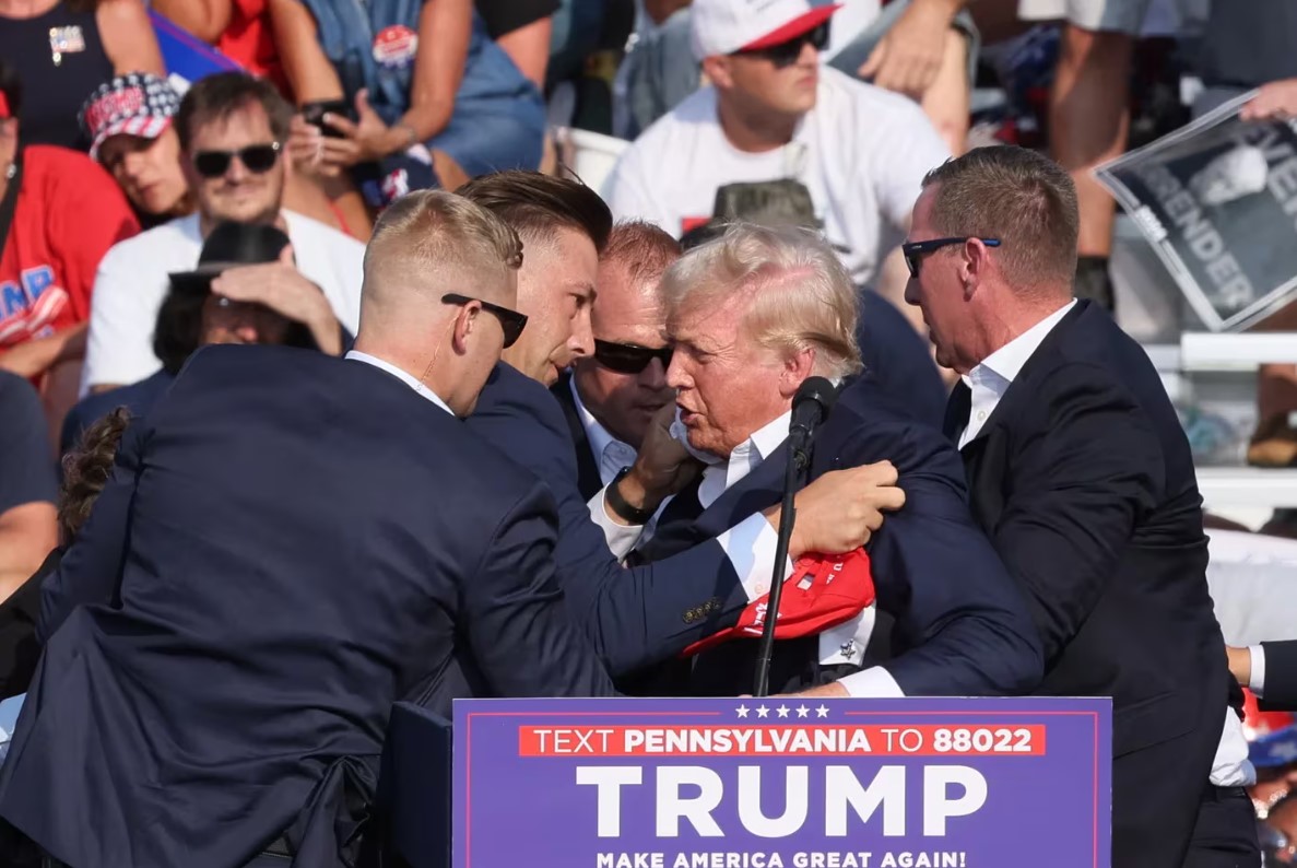 EN VIDEO: El momento en que retiran cuerpo ensangrentado de una persona en acto de Trump