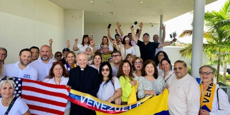 Venezolanos en Miami no podrán votar el domingo, pero desempeñan papel en elección clave