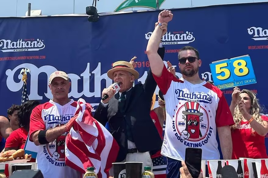 Comió 58 “hot dogs” en solo 10 minutos y ganó un célebre concurso del Día de la Independencia en Nueva York