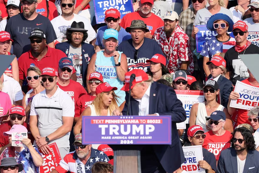 VIDEO: la sorprendente reacción de la mujer de gorra negra que estaba detrás de Trump durante el atentado