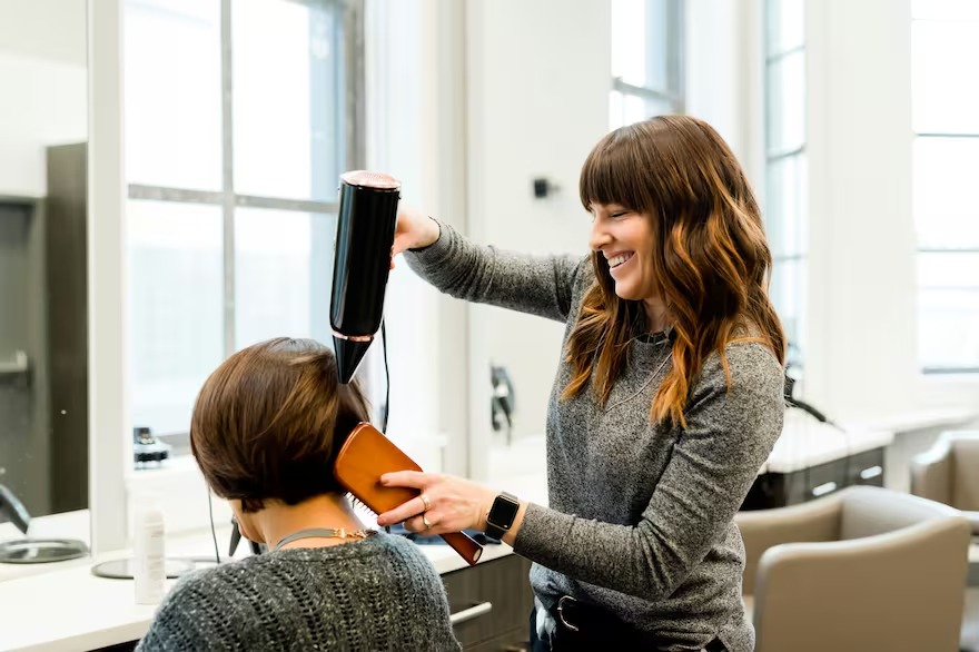 What is the average salary of a hair stylist in the United States?