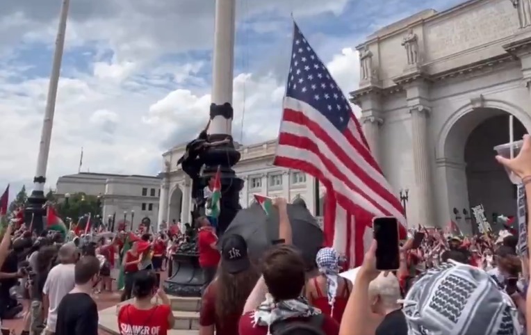 Manifestantes cambian bandera de EEUU por la de Palestina frente al Congreso durante visita de Netanyahu (VIDEO)