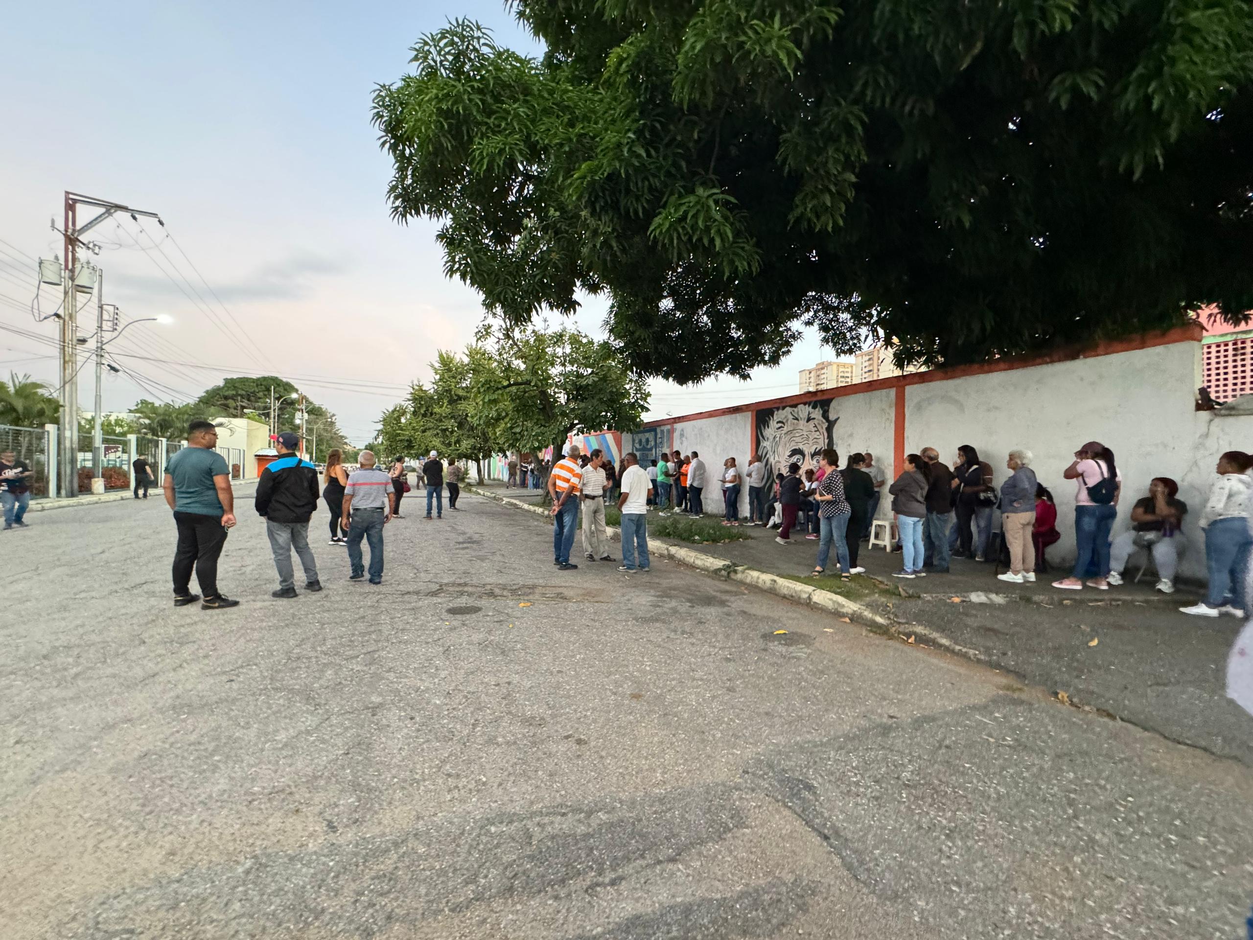 En Catia La Mar, testigos y miembros electorales “se instalaron” en centros de votación desde las 12 de la noche