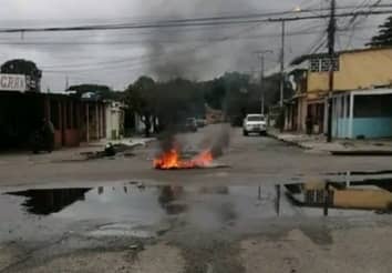 En la calle principal del sector Cuatricentenaria de Barinas salieron a protestar este #29Jul