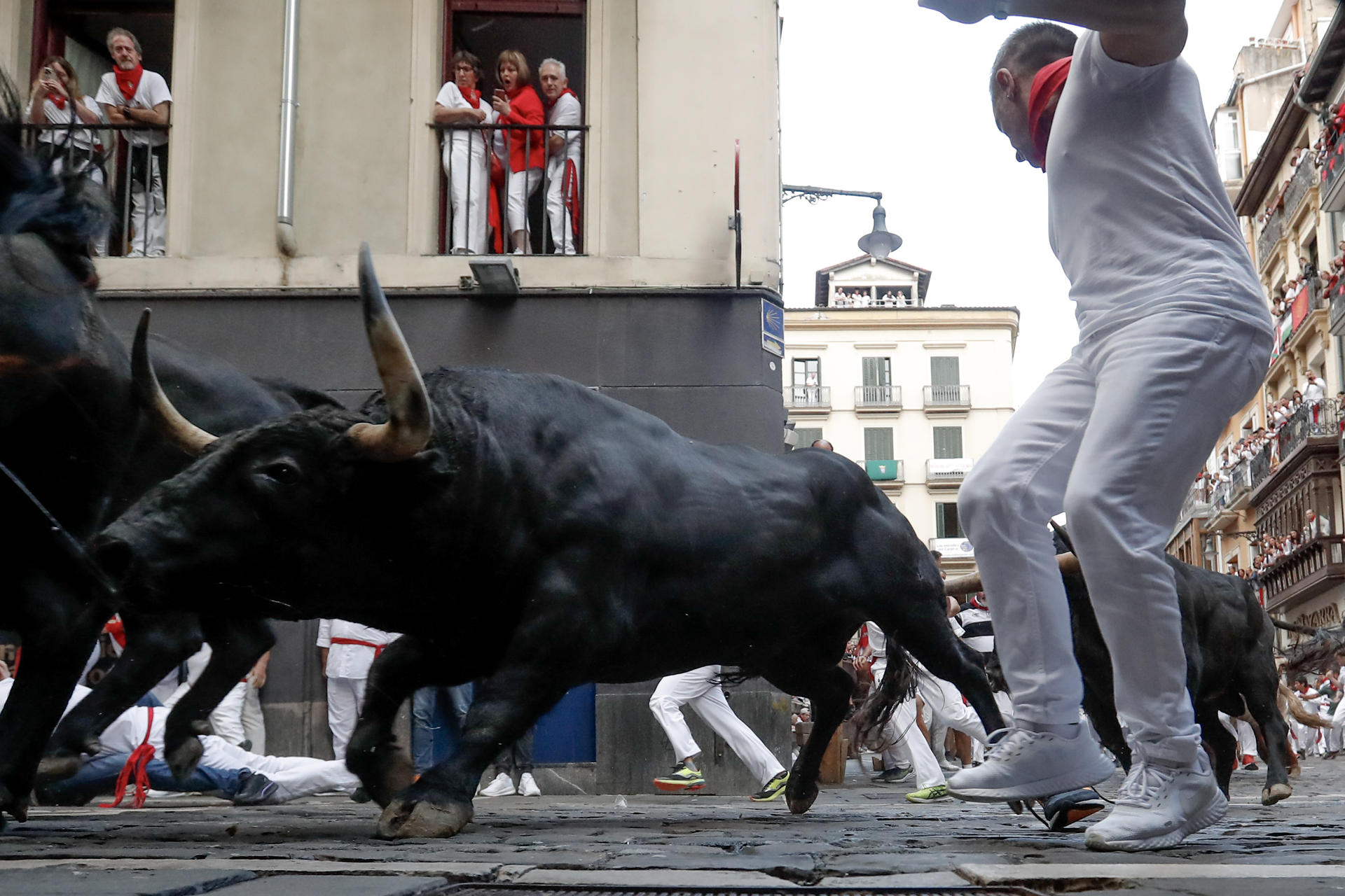 El sexto encierro de los Sanfermines, muy rápido, deja un herido por asta de toro