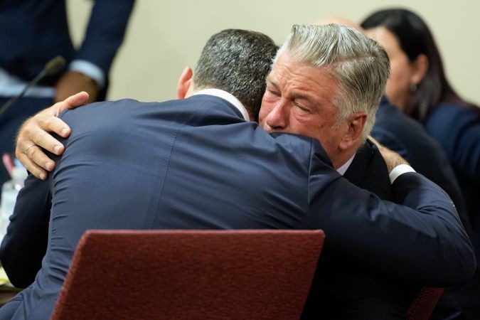 Alec Baldwin rompió en llanto cuando jueza desestima caso de homicidio involuntario