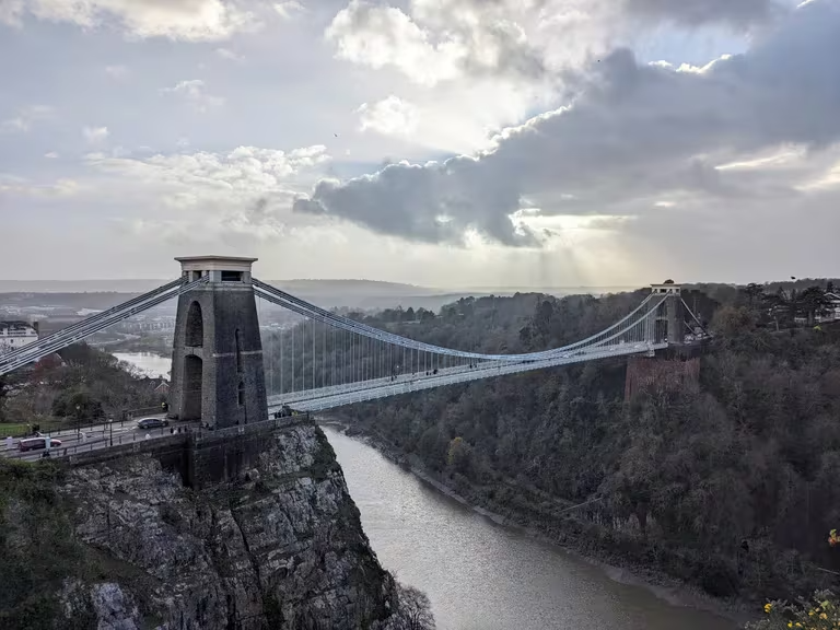 Horror en Inglaterra: encontraron restos humanos en dos valijas abandonadas en un emblemático puente colgante