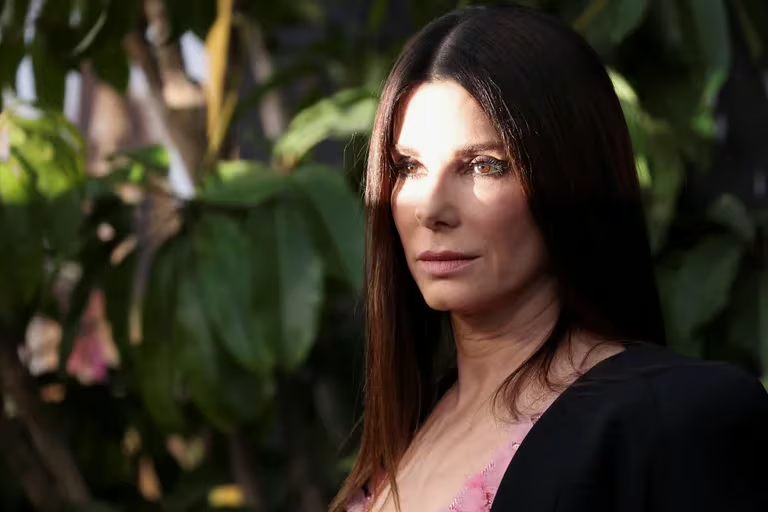 Los 60 de Sandra Bullock: su infancia, sus amores, sus hijos, sus éxitos y los hombres que la acosaron