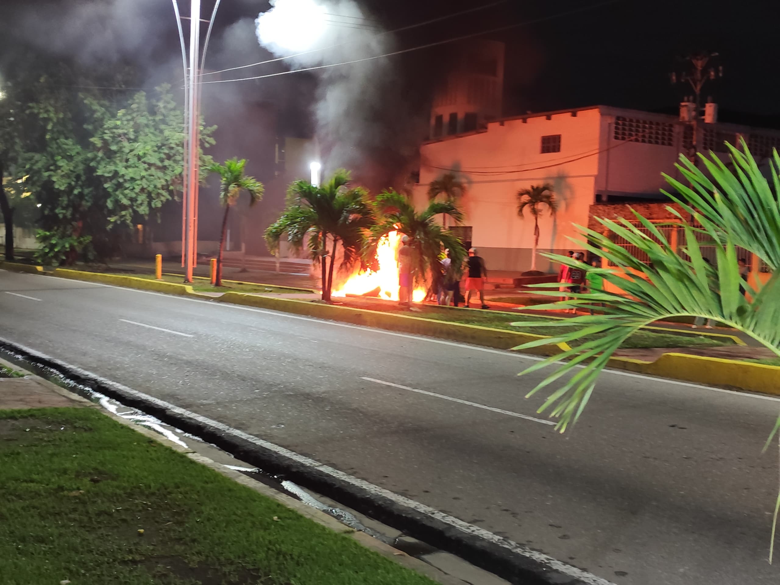 En urbanización Los Cerezos en Puerto La Cruz están “mamados” por los cortes eléctricos