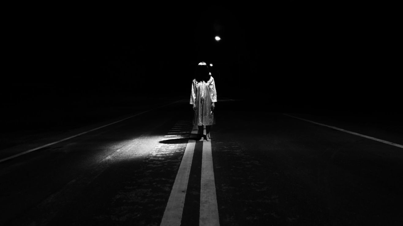 Una joven grabó a un “niño fantasma” mientras caminaba por la calle de madrugada (VIDEO)