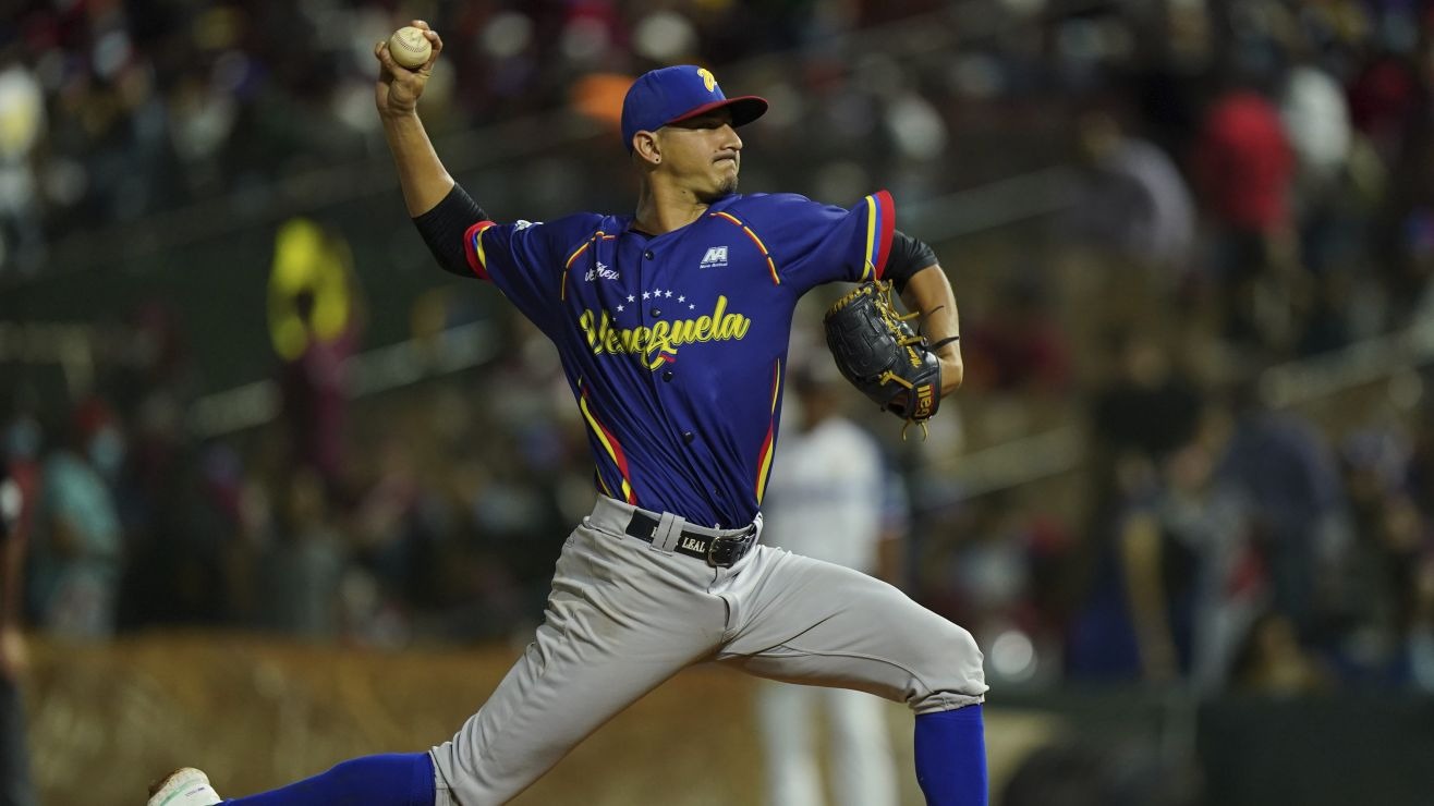 Venezuela pitcher suffers seizure midway through game in Mexico (VIDEO)