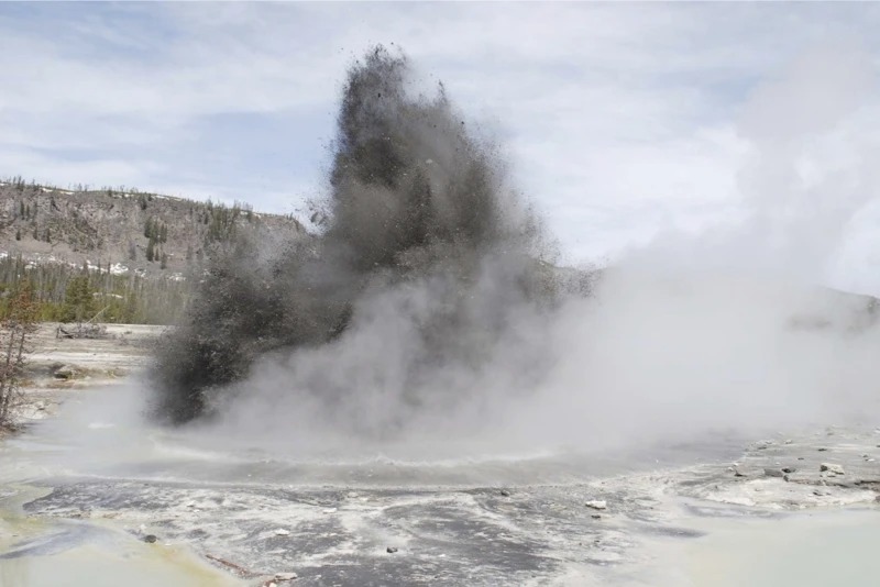 Pánico en Yellowstone: La impactante explosión de rocas, agua y vapor que puso a correr a todos (VIDEO)