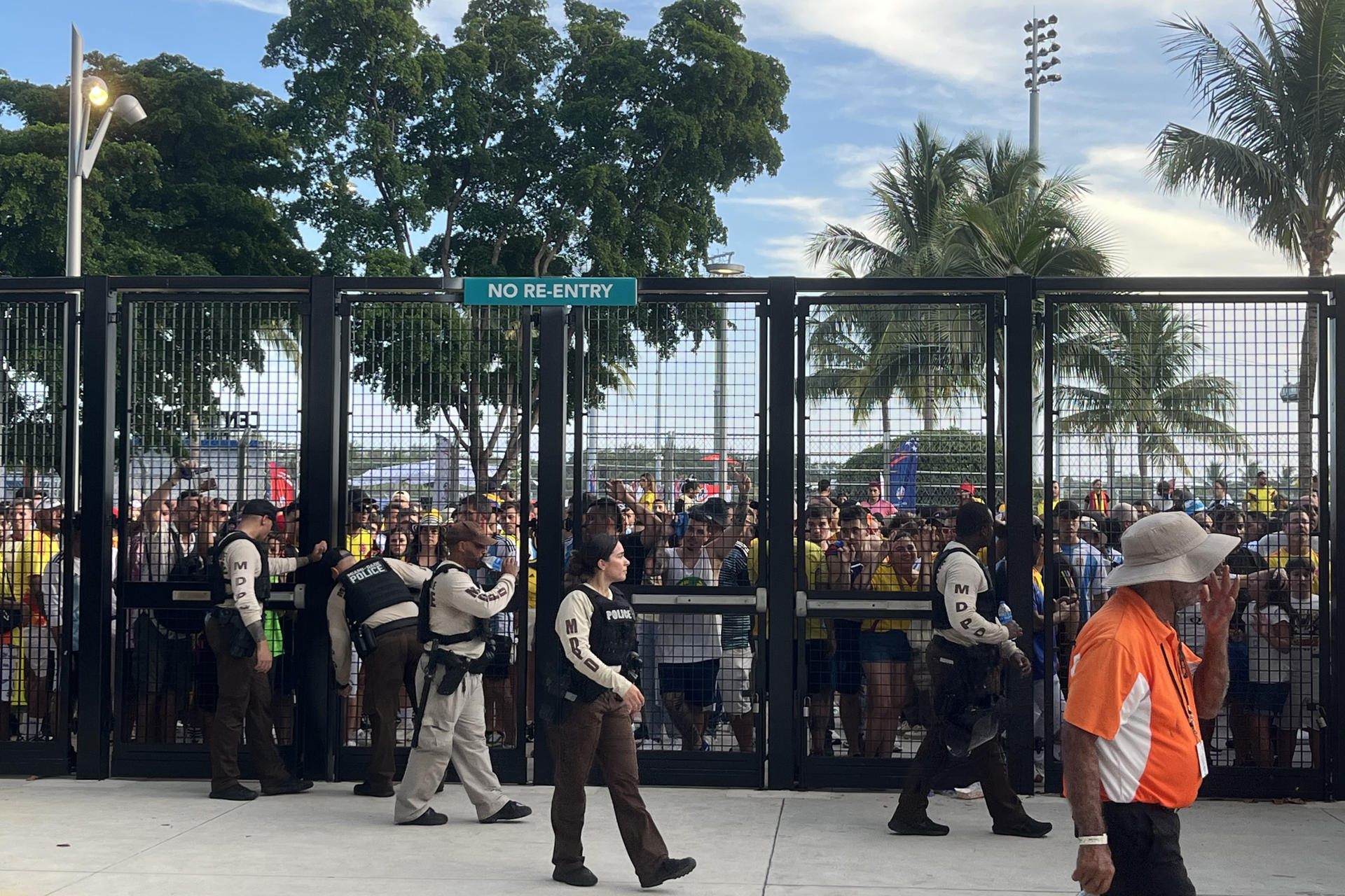 Caos en el estadio retrasa el arranque de la final de la Copa América (VIDEO)