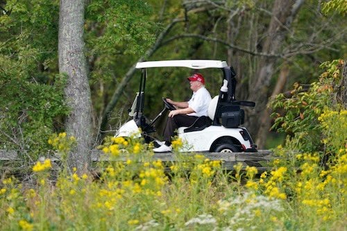 “Yo no fallo”: Trump ironizó con la puntería del tirador tras embocar una bola en el golf