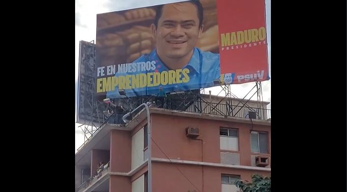 Desde una azotea con la propaganda del Psuv ondearon banderas durante marcha opositora en Maracaibo (video)