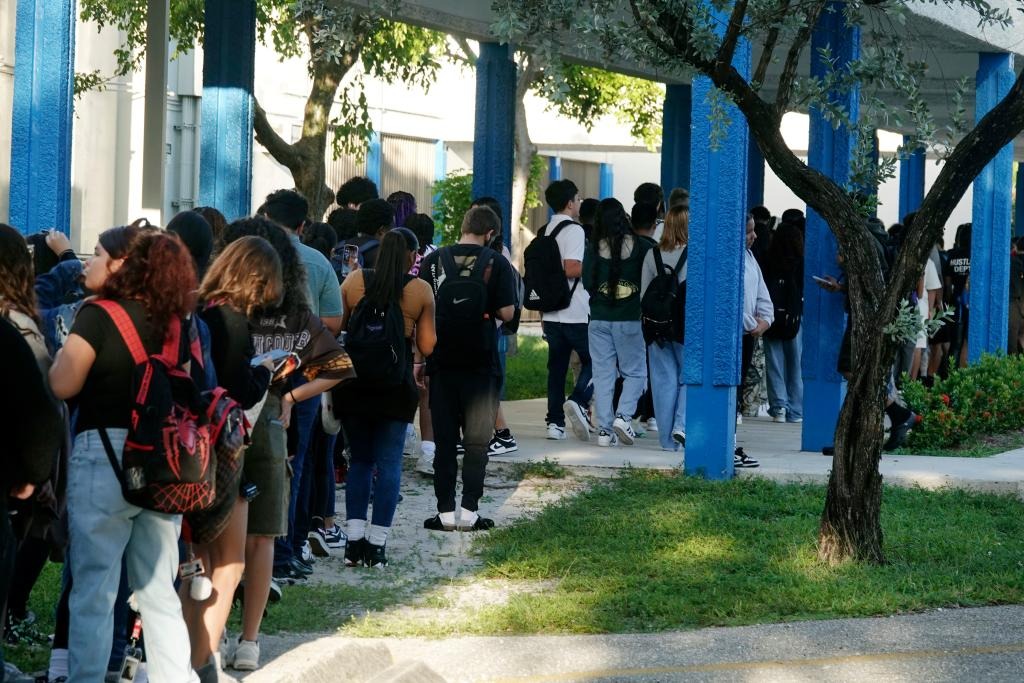 Largas filas de estudiantes en secundaria de Florida tras la implementación de detectores de metales