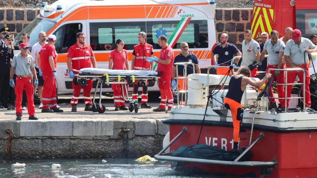 Continúa la búsqueda de los seis desaparecidos en el naufragio del velero en Italia