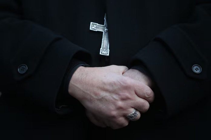 Detienen a sacerdote enfermo con VIH y lo acusan de abusar de un menor en Italia