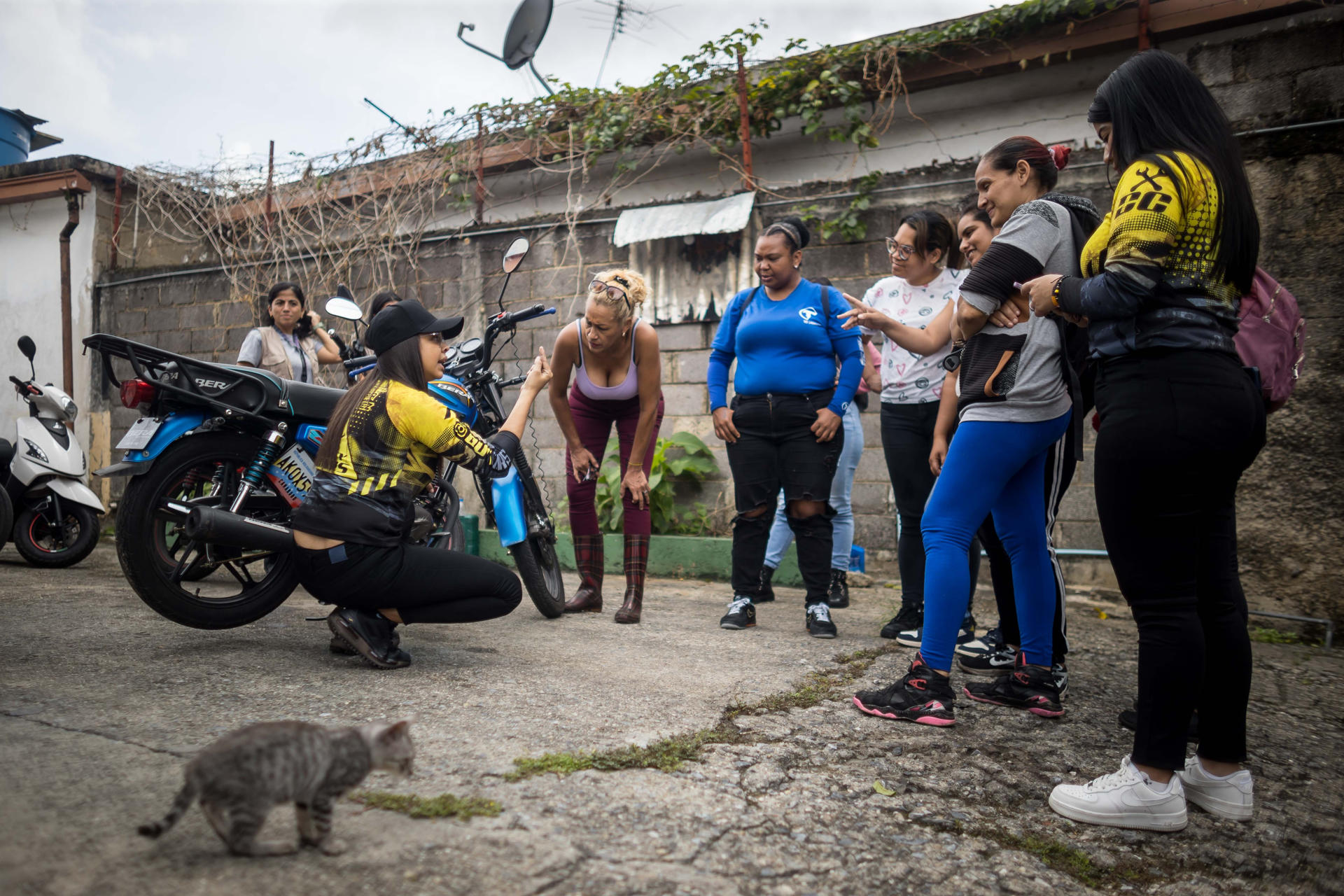 La mecánica de las motos levanta pasiones entre mujeres en Venezuela