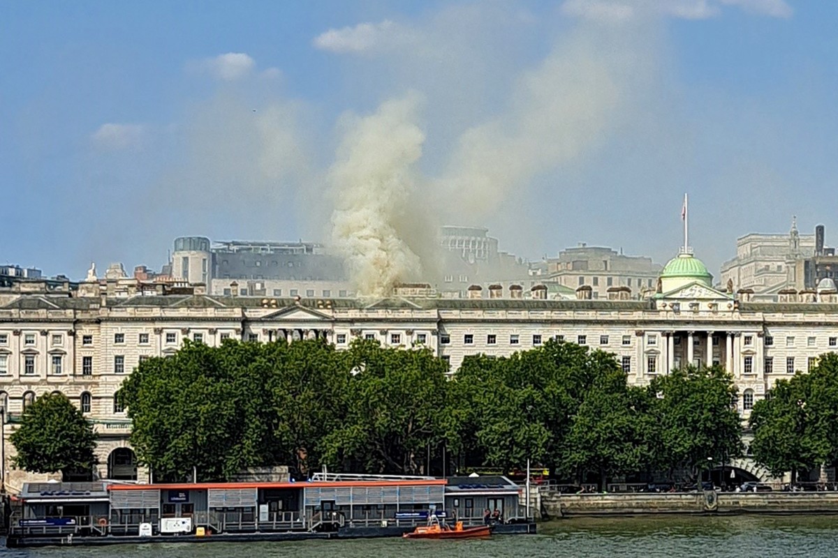 Un centenar de bomberos combaten un incendio en un histórico edificio de Londres