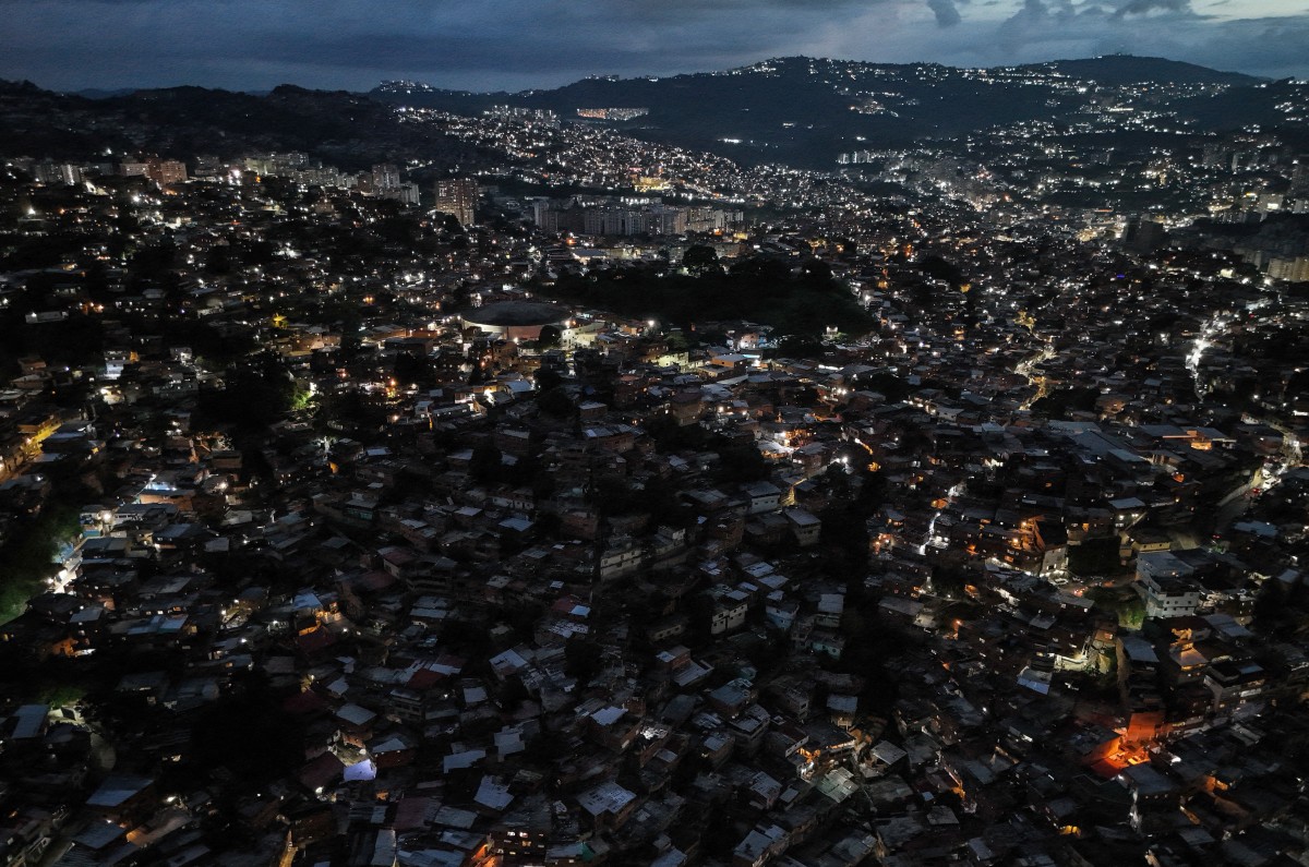 En FOTOS: Venezuela restablece su golpeado sistema eléctrico “a cuentagotas” y con secuelas