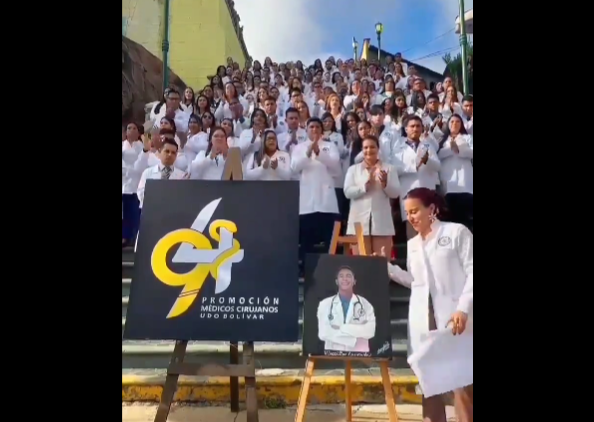 Promoción de médicos cirujanos de la UDO en Bolívar rindieron homenaje al detenido Virgilio Laverde