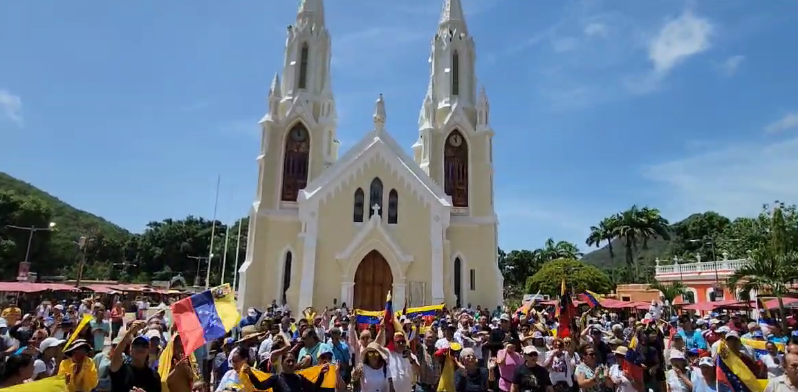 The people of ‘Nueva Esparta’ State responded to the call and prayed at the sanctuary of the Virgin of the Valley for a change in Venezuela