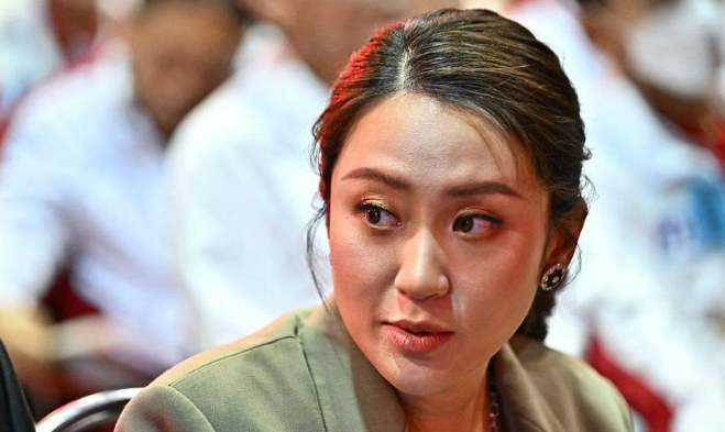 La nueva primera ministra de Tailandia se compromete a hacer que el país “progrese”