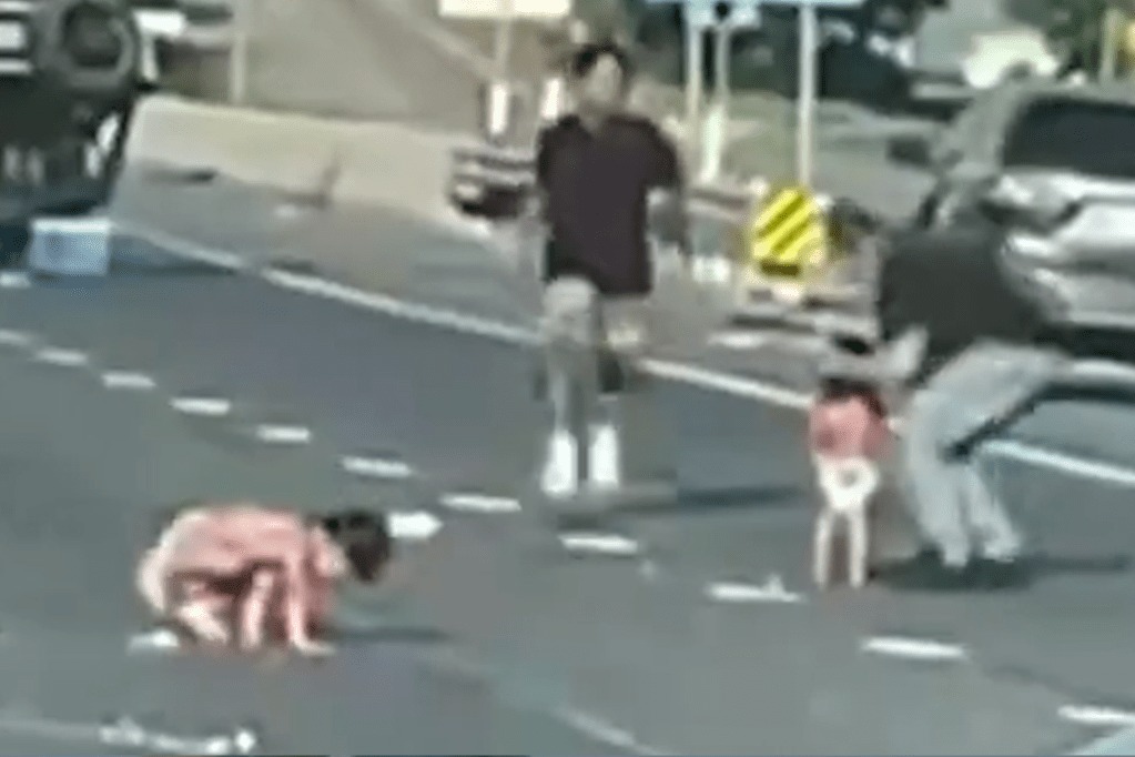 Aterrador VIDEO: niños pequeños fueron expulsados de un carro tras volcar en una carretera de Texas