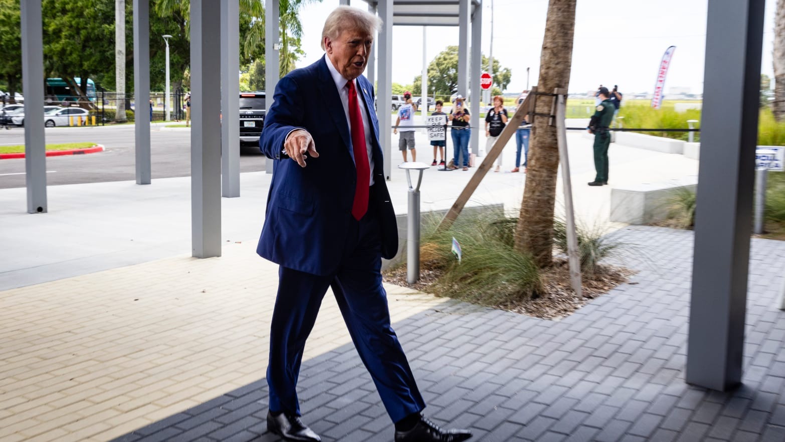 VIDEO: Donald Trump emitió su voto anticipado en Florida sin su esposa Melania