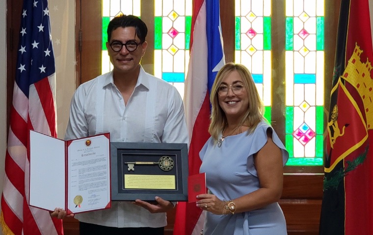 En manos de la alcaldesa, el cantante venezolano Joseph Amado recibe “La Llave de la ciudad de Ponce”