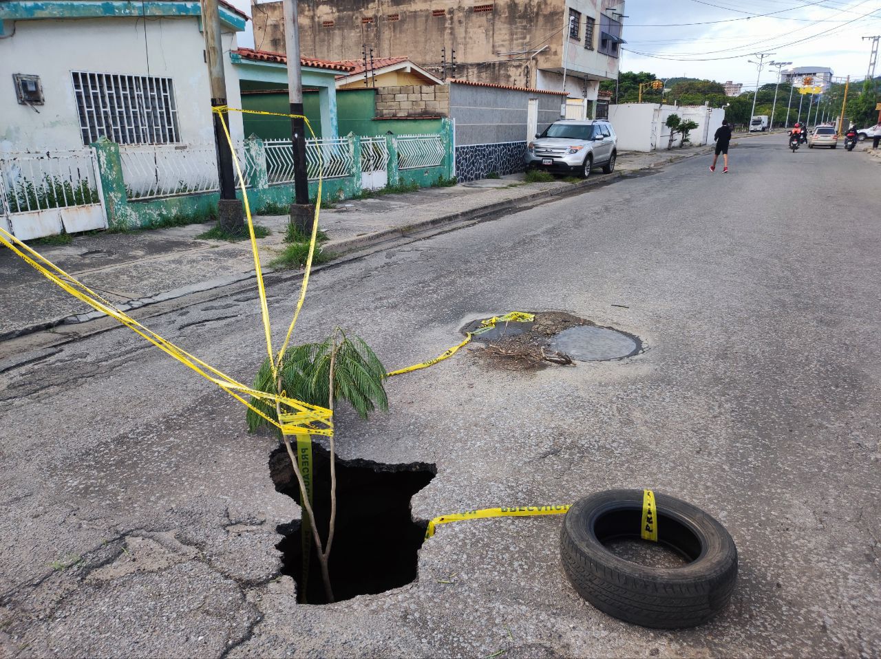 Precaución en La Coromoto de Maracay por la aparición de una tronera “hacia el inframundo”