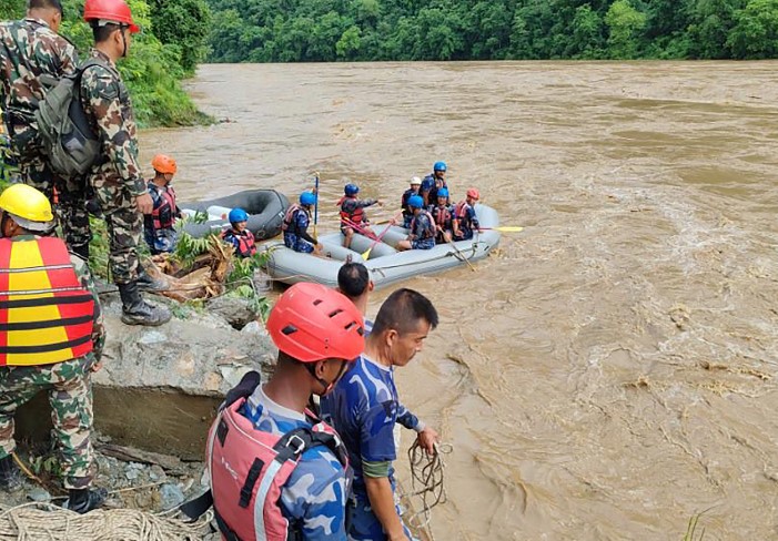 Al menos 14 muertos tras caer a un río en Nepal un autobús de India con 40 pasajeros