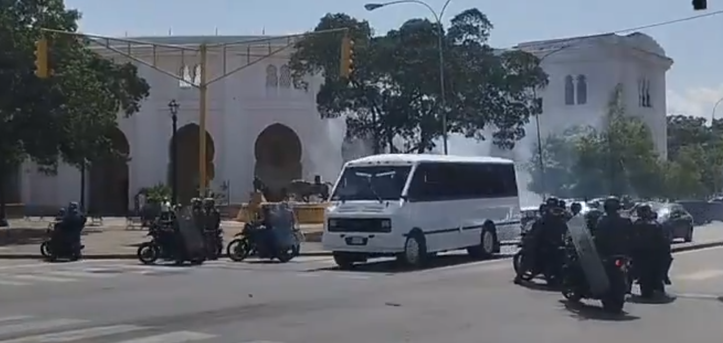 Régimen de Nicolás Maduro reprime protesta opositora en Maracay (imágenes)