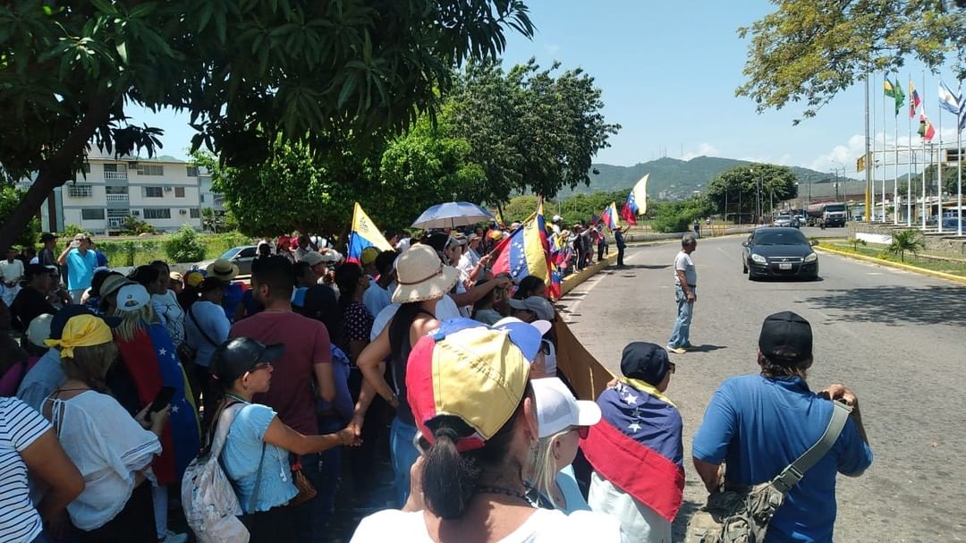 Puerto La Cruz acudió al llamado de protesta mundial en emblemática plaza Las Banderas