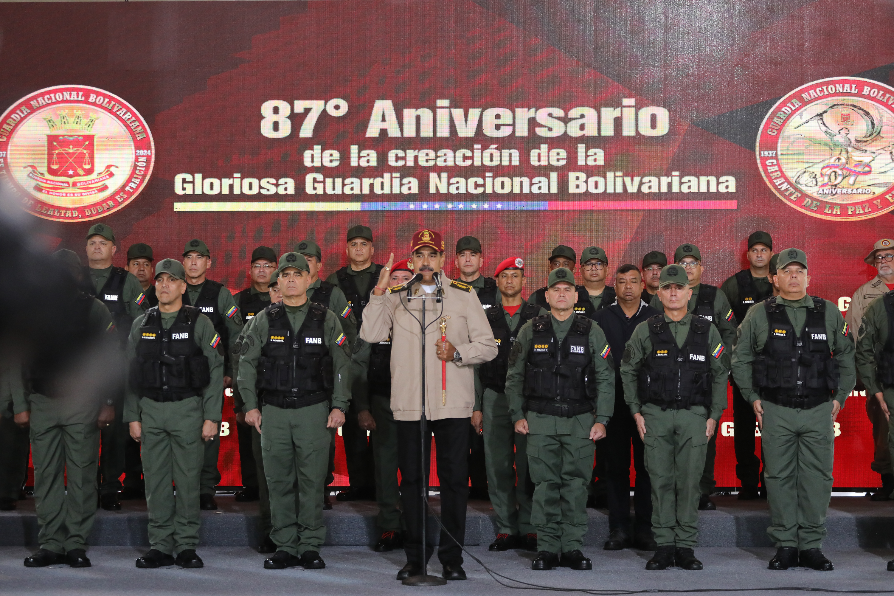 Nicolás Maduro ascendió a otros 17 militares mientras condecora a la GNB, el componente que ejecuta la represión en Venezuela