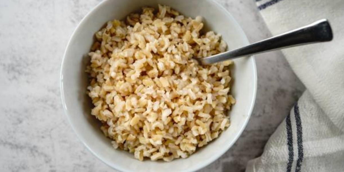 Por qué comer arroz integral puede hacerte perder peso, según Harvard