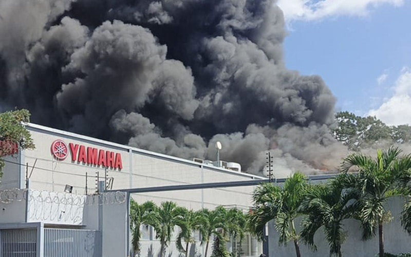 Personas que “ayudarían” en incendio de galpón de Yamaha terminaron robándose varias motos (VIDEO)