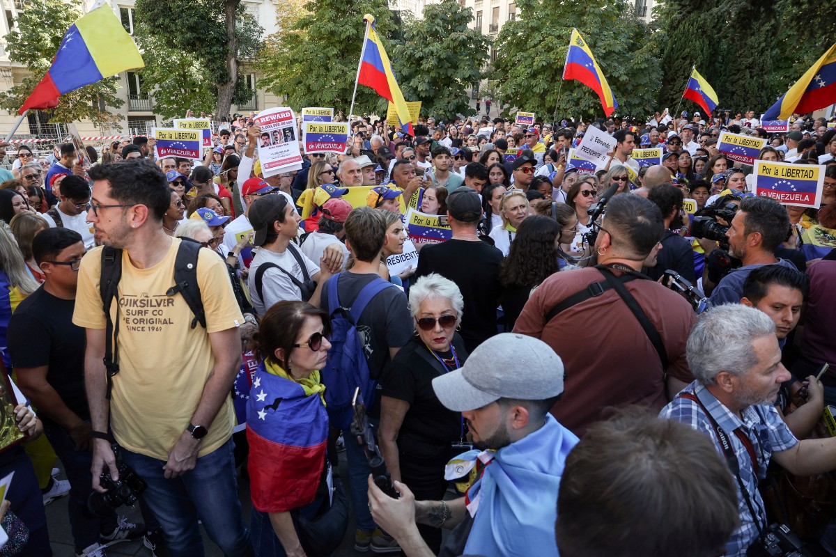 Venezolanos manifiestan frente al Congreso español por el reconocimiento de Edmundo González