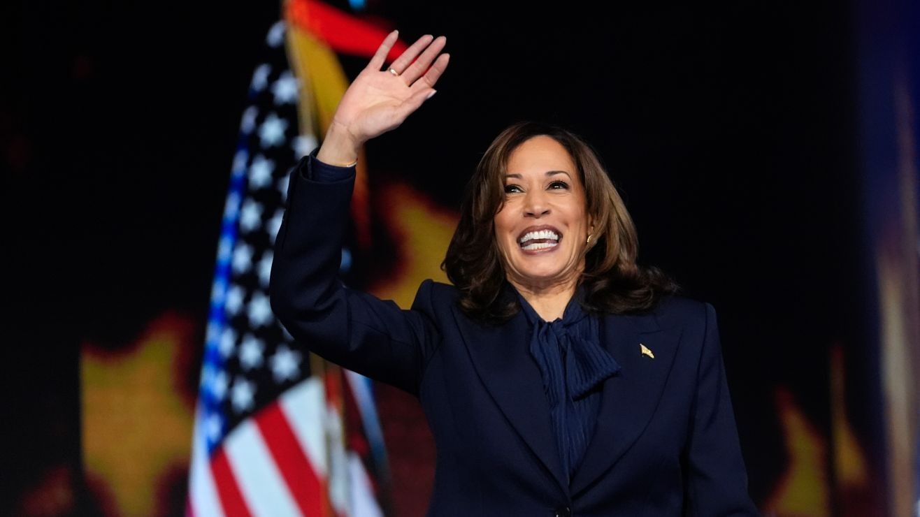 Kamala Harris hace un esfuerzo final para cerrar la brecha con los votantes masculinos