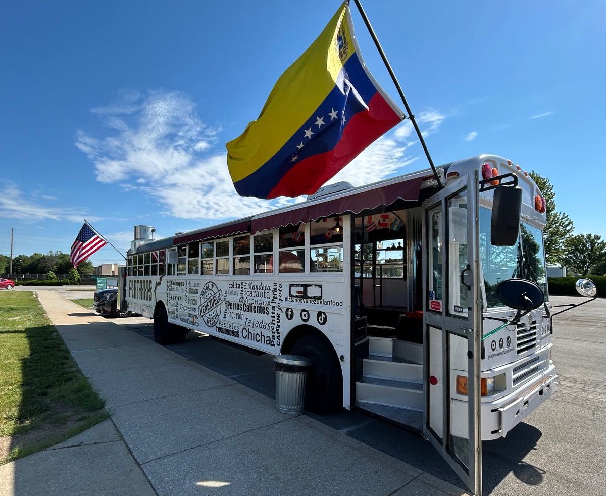 Venezolanos transformaron un autobús escolar en el primer restaurante móvil de comida criolla de Indiana