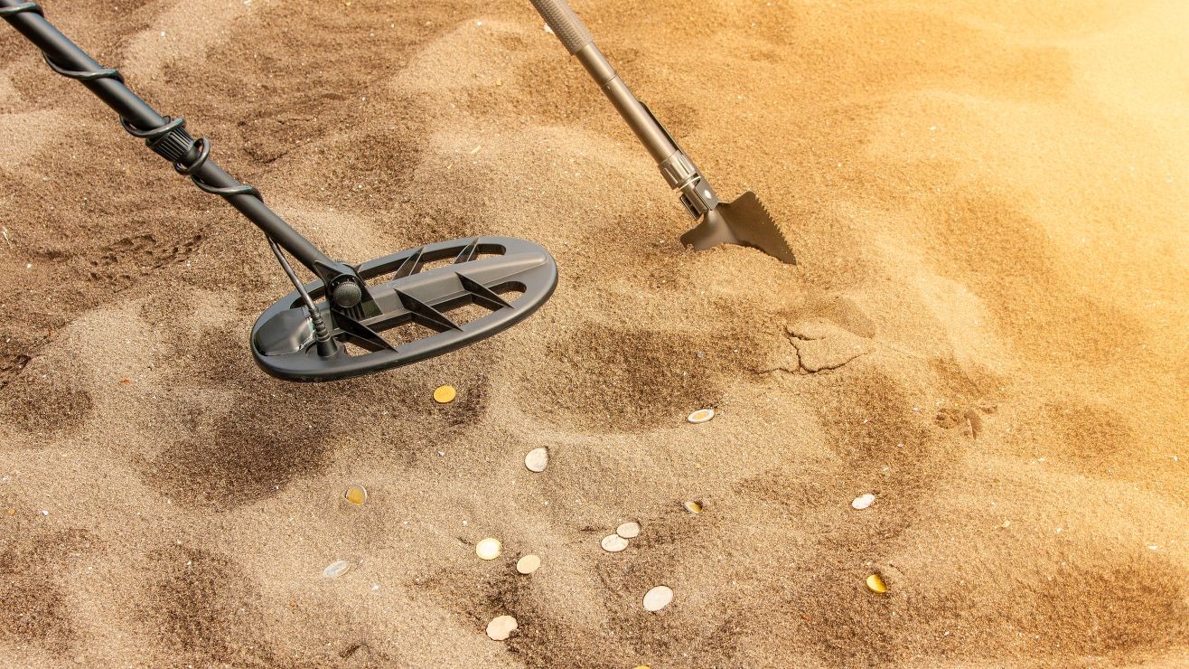 Amigos hallaron tesoro en una playa de Florida y sus cuentas bancarias se llenaron de dinero