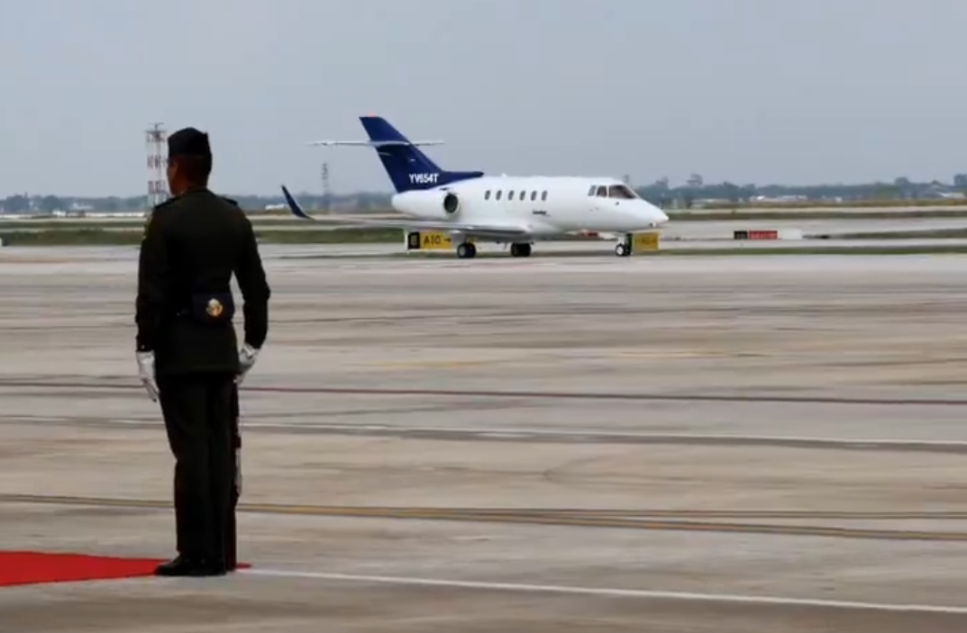 El descarado dictador cubano aterrizó en México con un jet de matrícula venezolana (VIDEO)