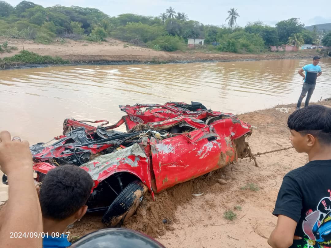 Mujer fue arrastrada dentro de su vehículo por una quebrada y se salvó de milagro