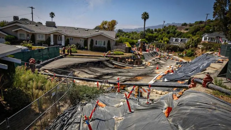 Calles y casas desmoronadas: Los desprendimientos de tierra que amenazan a una exclusiva ciudad de California