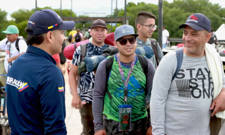 Flujo de venezolanos que huyen de Maduro creció exponencialmente en agosto, según Migración Colombia