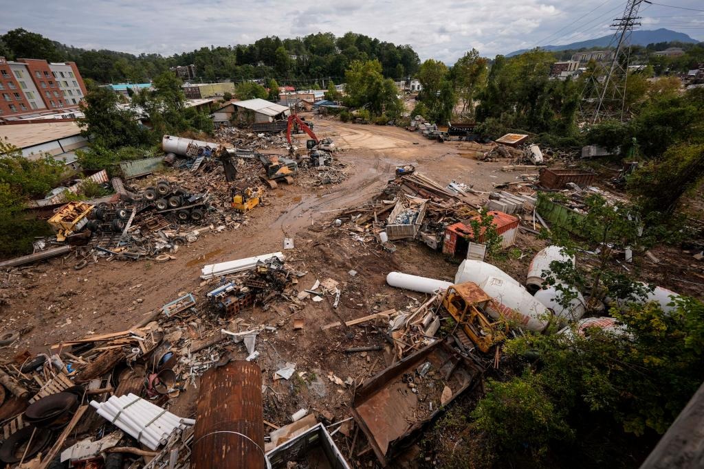 “Había cadáveres en los árboles”: El número de muertos se triplica en Asheville tras huracán Helene