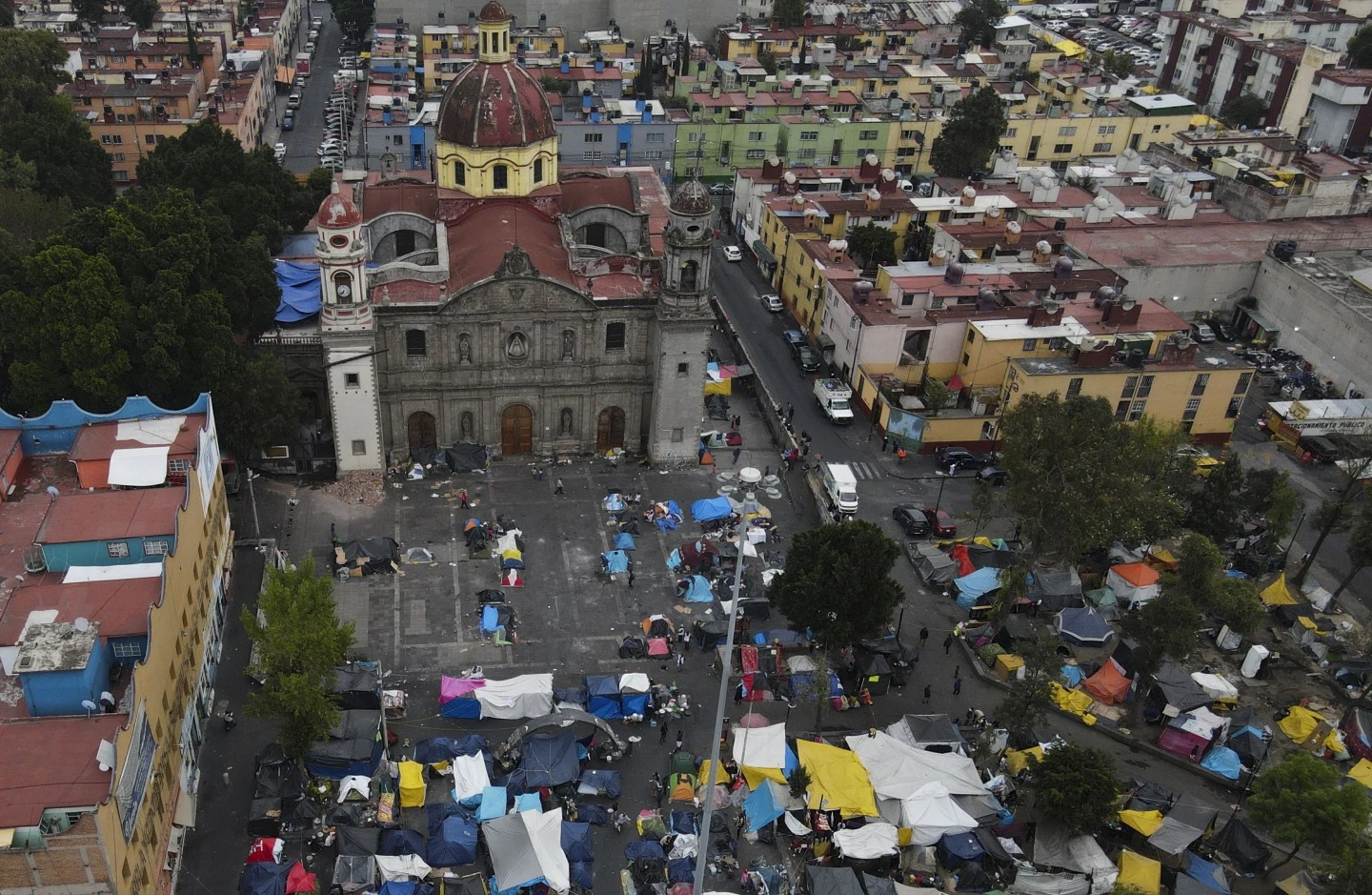 Migrantes venezolanos improvisan campamentos en capital de México a la espera de un asilo en EEUU