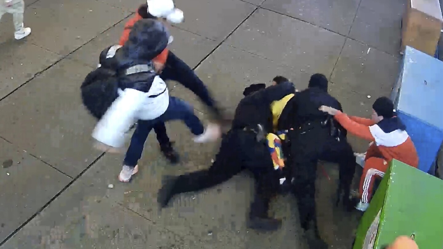 La insólita reacción del venezolano que dio brutal golpiza a policía en Times Square durante su sentencia